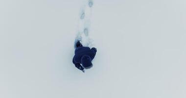 promeneur en marchant dans Profond neige en plein air dans forêt paysage video