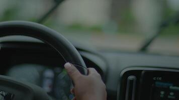 vrouw persoon met zwart gekruld haar- het rijden auto in de stad Bij nacht verkeer video
