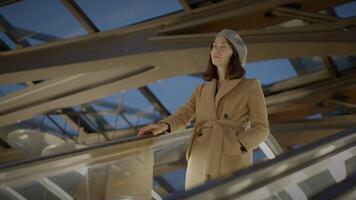 de moda joven hembra persona de viaje dentro estación de tren utilizando escaleras video