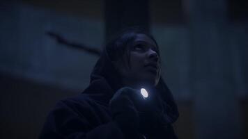 encapuzado destemido mulher caminhando dentro abandonado urbano Cidade às crepúsculo luz video