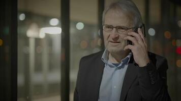 upphetsad mogna manlig person talande glad på mobil telefon utanför video