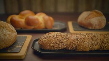 biologisch geheel graan brood Aan keuken tafel klaar voor aan het eten video