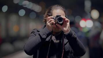 creatief fotograaf artiest snapper gebruik makend van digitaal camera creëren ambacht video