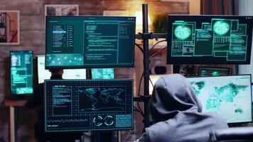 squadra di gli hacker avendo un' conversazione di buio ragnatela utilizzando supercomputer. video