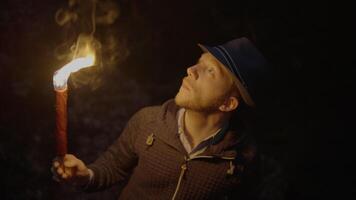 hombre participación un ardiente antorcha explorador bosque cueva paisaje en oscuro noche video