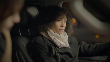 kvinna vänner ber om ursäkt förlåtande känsla förlåt talande tillsammans inuti bil video