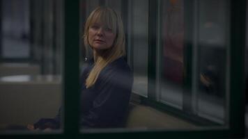 ledsen blond kvinna orolig tänkande handla om liv problem på tågstation video