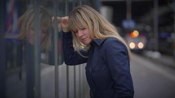 triste biondo donna preoccupato pensiero di vita i problemi a stazione ferroviaria video