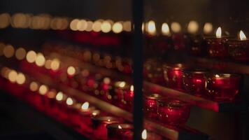 mystiek brandend kaarsen flikkeren in donker nacht lichten video