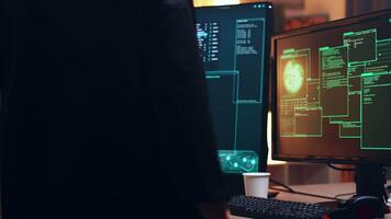 flicka hacker Sammanträde på henne super dator för cyber brott använder sig av en farlig skadlig programvara. video
