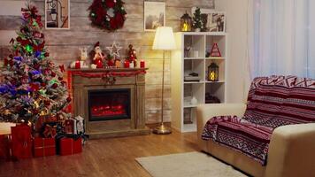 Zoom dans coup de bougies brûlant sur Haut de cheminée dans une pièce décoré pour Noël. video