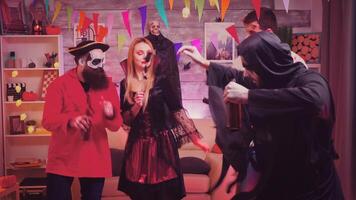 assustador bruxa A chegar com pizza às dia das Bruxas festa para dela personagens amigos quem estão dançando dentro decorado casa video