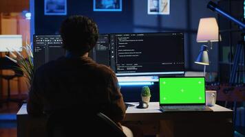 programador codificación en computadora siguiente a aislado pantalla ordenador portátil en hogar oficina, desarrollando software solicitud. teletrabajo eso especialista haciendo programación en ordenador personal cerca croma llave computadora portátil, cámara un video