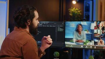 teletrabajo computadora científico hablando con multiétnico equipo durante en línea videollamada, que se discute formas a reparar programación errores eso profesional a hogar en remoto teleconferencia reunión con compañeros de trabajo video