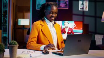 africain américain étudiant communicant avec les professeurs et camarades de classe sur en ligne classe appel vidéo, en utilisant académique la toile lien plates-formes. fille participant dans séminaire en ligne Université leçon. caméra b. video