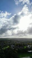 alto ángulo amplio panorámico ver de lluvia nubes terminado Inglaterra video