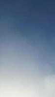 haute angle large panoramique vue de pluie des nuages plus de Angleterre video