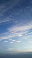 hoch Winkel Aussicht von dramatisch Himmel und Wolken Über England während Sonnenuntergang video