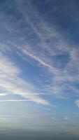 haute angle vue de spectaculaire ciel et des nuages plus de Angleterre pendant le coucher du soleil video