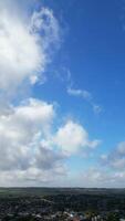 Alto ângulo Largo panorâmico Visão do chuva nuvens sobre Inglaterra video