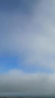 Alto ângulo Largo panorâmico Visão do chuva nuvens sobre Inglaterra video