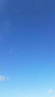 hoch Winkel breit Panorama- Aussicht von Regen Wolken Über England video