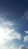 alto ángulo amplio panorámico ver de lluvia nubes terminado Inglaterra video