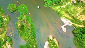 Fluss und Brücke - - Drohne Schuss - - rückwärts video