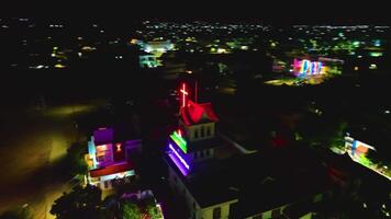 aérien vue de une église sans pour autant lumières video