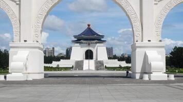 panorama landskap se på chiang kai shek minnesmärke hall i taipei stad, taiwan bland solig dagtid. video