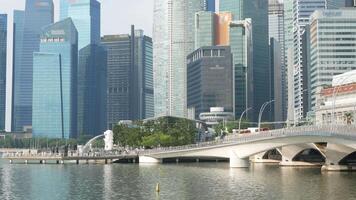 landschap visie Bij jachthaven baai water voorkant Oppervlakte met wolkenkrabber hoogbouw gebouw wolkenkrabbers in de centraal bedrijf wijk van Singapore, Singapore stad horizon video