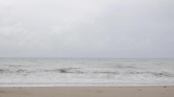 vue paysage de mer avec vague en été. belle plage tropicale avec ciel bleu et fond de nuage blanc. vacances d'été et environnement naturel video