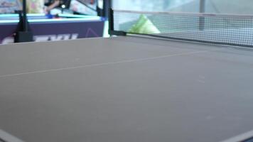 fechar acima Visão para a mesa enquanto jogando ping pong mesa tênis esporte, pingue-pongue bola pulo em a mesa video