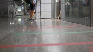 paysage vue intérieur à métro mrt souterrain station de Singapour avec bondé passager après avoir de le train dans se ruer heure, navetteurs dans mrt métro de Singapour video