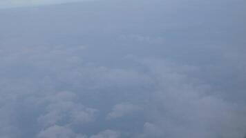 aérien vue de clair bleu ciel avec certains nuage tandis que en volant plus de ciel dans jour, vue de le fenêtre de le avion video