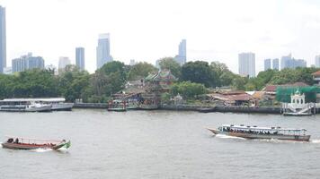 Panorama Landschaft Aussicht von Chaopraya Fluss mit Fluss Wasser Boot Transport und Hintergrund von Bangkok Stadt Horizont mit viele Hochhaus Wolkenkratzer video