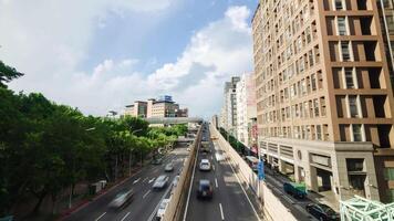 Antenne Landschaft Aussicht von Straße Straße und Brücke Straße mit der Verkehr im zentral Geschäft Kreis von Taipeh, Taiwan. video