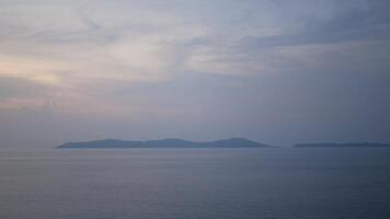 paysage Naturel vue de le ouvert international mer tandis que lever du soleil plus de mer à phuket zone tandis que sur le croisière navire voile dans océan. video