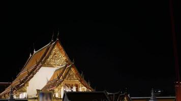 nacht tijd straat visie naar de wat suthat tempel vooraan van de reusachtig schommel oude tempel toerist plaats mijlpaal in centraal Bangkok in nacht tijd video