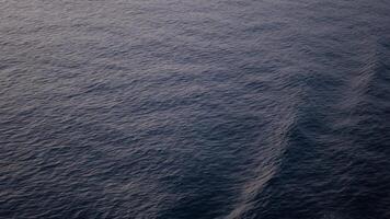 Aussicht zu das Wellen plätschern auf Wasser Oberfläche während Kreuzfahrt im das ocea Meer im Tageszeit, wirling Wasser während Kreuzfahrt, Welle auf Meer Wasser Oberfläche Hintergrund im tropisch Meer. video