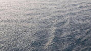 ver a el olas ondulación en agua superficie mientras crucero en el ocea mar en tiempo de día, girando agua mientras crucero, ola en mar agua superficie antecedentes en tropical mar. video