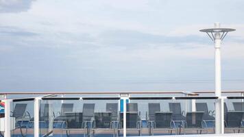 vacío salón sillas en terrazas de el crucero Embarcacion mientras crucero en el internacional abierto mar en Asia en verano fiesta vacaciones tiempo. Dom salón silla en balcón cubierta de crucero Embarcacion video