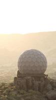 observatório cúpula em pé alta dentro a meio do uma grande deserto panorama video