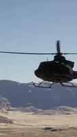 en helikopter är flygande över en berg räckvidd video