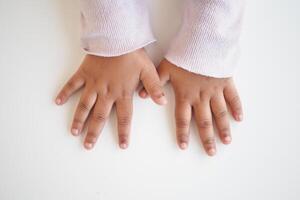 niño mano gesticulando en blanco antecedentes . foto