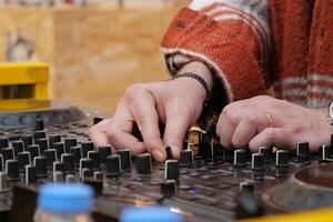 DJ sonido controlar consola para mezcla danza música foto