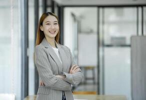 inteligente y exitoso mujer de negocios exudando confianza foto