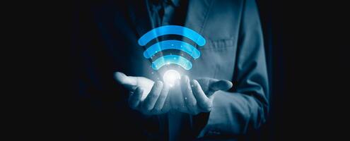 Wifi Internet acceso concepto, negocio personas conectar Wifi tecnología. conectar instantáneamente vía teléfono inteligente y alta velocidad punto de acceso rápido Internet Wifi punto de acceso intercambio. trabajando con varios aplicaciones foto