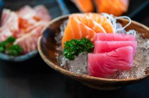 sashimi atún y salmón en hielo, prima japonés comida foto