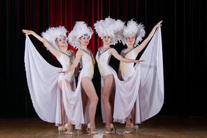 cabaret.chicas danza variedad espectáculo. bailarines en blanco vestidos realizar moderno danza cabaret foto